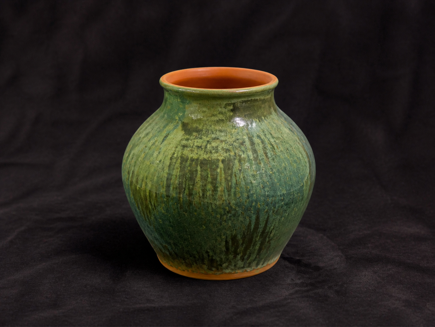 Rund handgjord keramikvas med skiftande grön glasyr